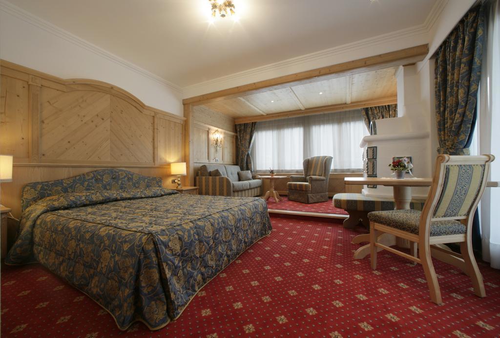Alpen Hotel Corona Vigo di Fassa Oda fotoğraf