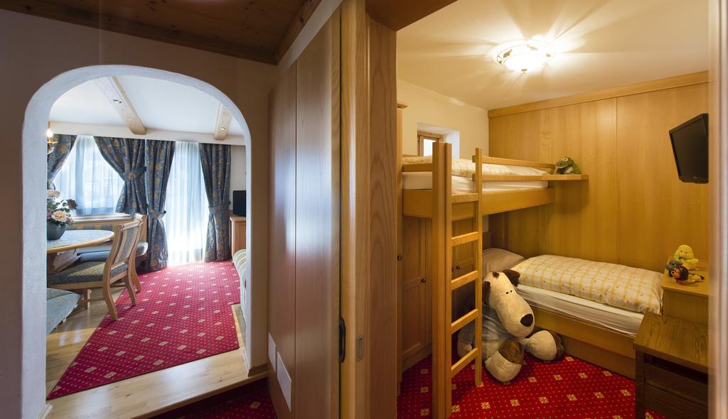 Alpen Hotel Corona Vigo di Fassa Oda fotoğraf